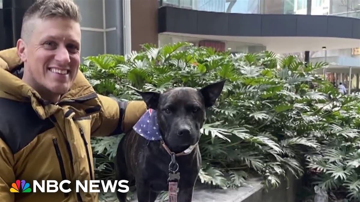 Paul Conyngham med hunden Rosie som bærer et NASA-bandana